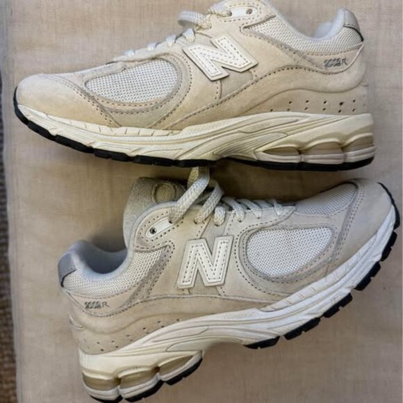 New Balance 2002R Size 5.5 Women’s/4 Men’s - Picture 2 of 2